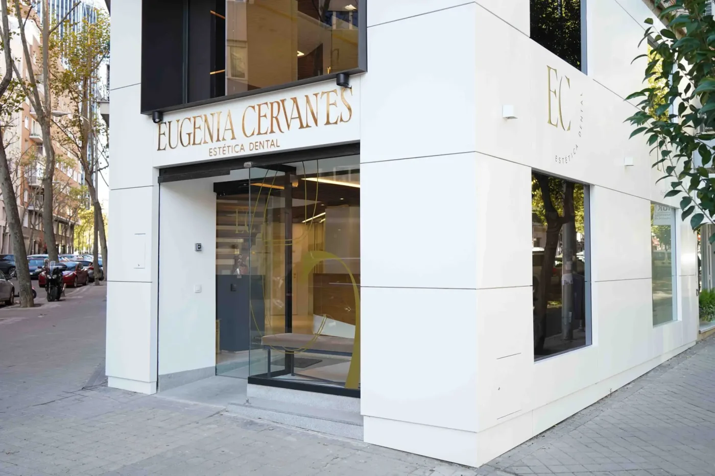 Fachada de la Clínica Dental Eugenia Cervantes, con el logo 'EC' y el nombre 'Eugenia Cervantes Estética Dental' en dorado