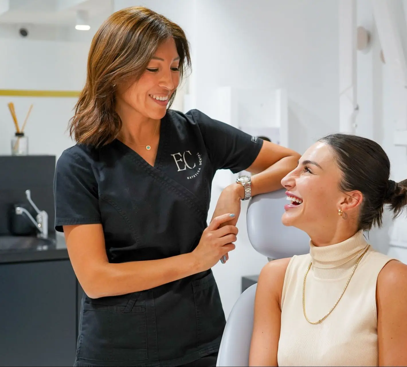 Doctora y paciente sonriendo